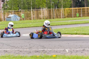 PREJMER, BRASOV, ROMANIA - 3 MAYIS: Ulusal Karting Şampiyonası Dunlop 2015 'te 3 Mayıs 2015' te Romanya 'nın Prejmer kentinde yarışan bilinmeyen pilotlar