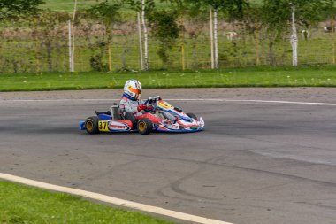 PREJMER, BRASOV, ROMANIA - 3 MAYIS: Ulusal Karting Şampiyonası Dunlop 2015 'te 3 Mayıs 2015' te Romanya 'nın Prejmer kentinde yarışan bilinmeyen pilotlar