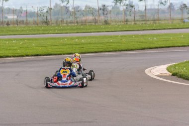 PREJMER, BRASOV, ROMANIA - 3 MAYIS: Ulusal Karting Şampiyonası Dunlop 2015 'te 3 Mayıs 2015' te Romanya 'nın Prejmer kentinde yarışan bilinmeyen pilotlar