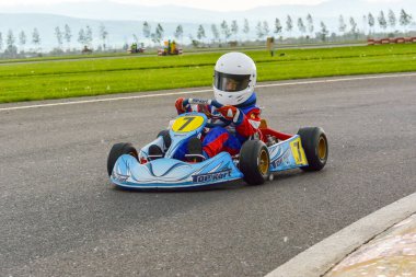 PREJMER, BRASOV, ROMANIA - 3 MAYIS: Ulusal Karting Şampiyonası Dunlop 2015 'te 3 Mayıs 2015' te Romanya 'nın Prejmer kentinde yarışan bilinmeyen pilotlar