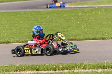 PREJMER, BRASOV, ROMANIA - 3 MAYIS: Ulusal Karting Şampiyonası Dunlop 2015 'te 3 Mayıs 2015' te Romanya 'nın Prejmer kentinde yarışan bilinmeyen pilotlar