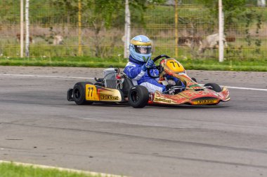 PREJMER, BRASOV, ROMANIA - 3 MAYIS: Ulusal Karting Şampiyonası Dunlop 2015 'te 3 Mayıs 2015' te Romanya 'nın Prejmer kentinde yarışan bilinmeyen pilotlar