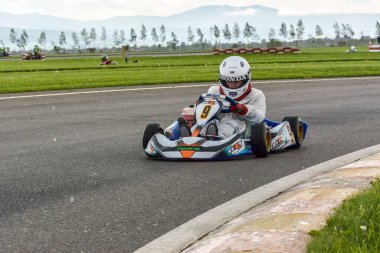 PREJMER, BRASOV, ROMANIA - 3 MAYIS: Ulusal Karting Şampiyonası Dunlop 2015 'te 3 Mayıs 2015' te Romanya 'nın Prejmer kentinde yarışan bilinmeyen pilotlar