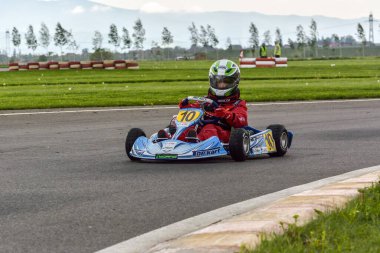 PREJMER, BRASOV, ROMANIA - 3 MAYIS: Ulusal Karting Şampiyonası Dunlop 2015 'te 3 Mayıs 2015' te Romanya 'nın Prejmer kentinde yarışan bilinmeyen pilotlar