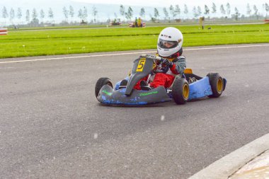 PREJMER, BRASOV, ROMANIA - 3 MAYIS: Ulusal Karting Şampiyonası Dunlop 2015 'te 3 Mayıs 2015' te Romanya 'nın Prejmer kentinde yarışan bilinmeyen pilotlar
