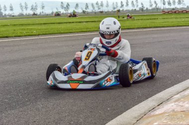 PREJMER, BRASOV, ROMANIA - 3 MAYIS: Ulusal Karting Şampiyonası Dunlop 2015 'te 3 Mayıs 2015' te Romanya 'nın Prejmer kentinde yarışan bilinmeyen pilotlar