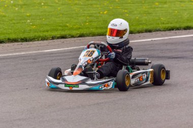 PREJMER, BRASOV, ROMANIA - 3 MAYIS: Ulusal Karting Şampiyonası Dunlop 2015 'te 3 Mayıs 2015' te Romanya 'nın Prejmer kentinde yarışan bilinmeyen pilotlar