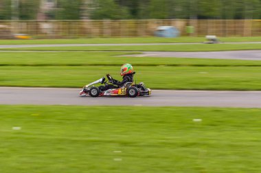 PREJMER, BRASOV, ROMANIA - 3 MAYIS: Ulusal Karting Şampiyonası Dunlop 2015 'te 3 Mayıs 2015' te Romanya 'nın Prejmer kentinde yarışan bilinmeyen pilotlar