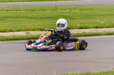 PREJMER, BRASOV, ROMANIA - 3 MAYIS: Ulusal Karting Şampiyonası Dunlop 2015 'te 3 Mayıs 2015' te Romanya 'nın Prejmer kentinde yarışan bilinmeyen pilotlar