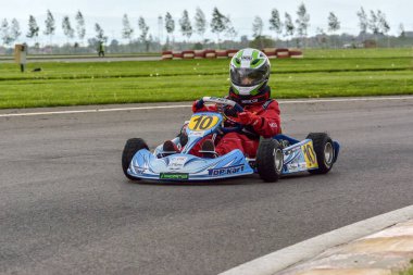 PREJMER, BRASOV, ROMANIA - 3 MAYIS: Ulusal Karting Şampiyonası Dunlop 2015 'te 3 Mayıs 2015' te Romanya 'nın Prejmer kentinde yarışan bilinmeyen pilotlar