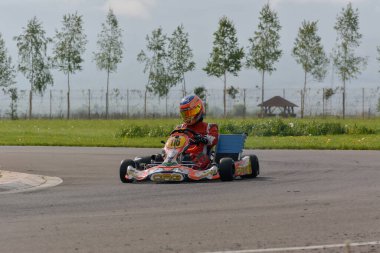 PREJMER, BRASOV, ROMANIA - 3 MAYIS: Ulusal Karting Şampiyonası Dunlop 2015 'te 3 Mayıs 2015' te Romanya 'nın Prejmer kentinde yarışan bilinmeyen pilotlar