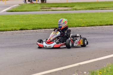 PREJMER, BRASOV, ROMANIA - 3 MAYIS: Ulusal Karting Şampiyonası Dunlop 2015 'te 3 Mayıs 2015' te Romanya 'nın Prejmer kentinde yarışan bilinmeyen pilotlar