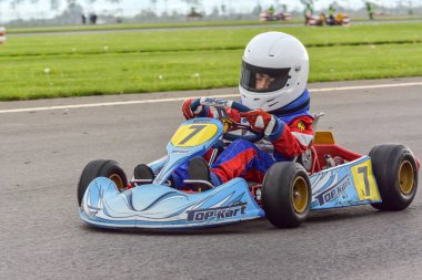 PREJMER, BRASOV, ROMANIA - 3 MAYIS: Ulusal Karting Şampiyonası Dunlop 2015 'te 3 Mayıs 2015' te Romanya 'nın Prejmer kentinde yarışan bilinmeyen pilotlar