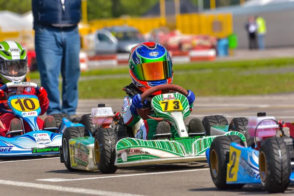 PREJMER, BRASOV, ROMANIA - 3 MAYIS: Ulusal Karting Şampiyonası Dunlop 2015 'te 3 Mayıs 2015' te Romanya 'nın Prejmer kentinde yarışan bilinmeyen pilotlar
