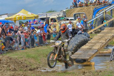 SIBIU, ROMANIA - 28 Temmuz: Red Bull ROMANIACS Hard Enduro Rallisi 'nde bilinmeyen bir rakip. Dünyanın en zor dayanıklı rallisi. 24-28 Temmuz 2018 tarihleri arasında Romanya 'nın Sibiu kentinde
