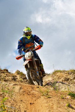SIBIU, ROMANIA - 28 Temmuz: Red Bull ROMANIACS Hard Enduro Rallisi 'nde bilinmeyen bir rakip. Dünyanın en zor dayanıklı rallisi. 25-29 Temmuz 2017, Sibiu, Romanya