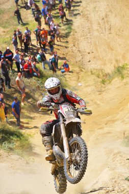 SIBIU, ROMANIA - 28 Temmuz: Red Bull ROMANIACS Hard Enduro Rallisi 'nde bilinmeyen bir rakip. Dünyanın en zor dayanıklı rallisi. 25-29 Temmuz 2017, Sibiu, Romanya