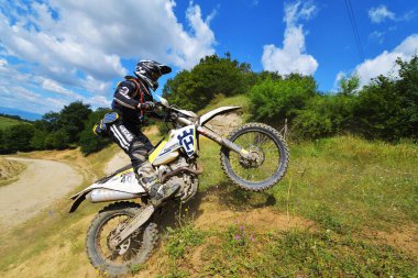 SIBIU, ROMANIA - 28 Temmuz: Red Bull ROMANIACS Hard Enduro Rallisi 'nde bilinmeyen bir rakip. Dünyanın en zor dayanıklı rallisi. 25-29 Temmuz 2017, Sibiu, Romanya