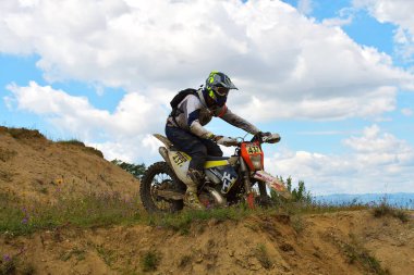 SIBIU, ROMANIA - 28 Temmuz: Red Bull ROMANIACS Hard Enduro Rallisi 'nde bilinmeyen bir rakip. Dünyanın en zor dayanıklı rallisi. 25-29 Temmuz 2017, Sibiu, Romanya