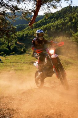 SIBIU, ROMANIA - 28 Temmuz: Red Bull ROMANIACS Hard Enduro Rallisi 'nde bilinmeyen bir rakip. Dünyanın en zor dayanıklı rallisi. 25-29 Temmuz 2017, Sibiu, Romanya