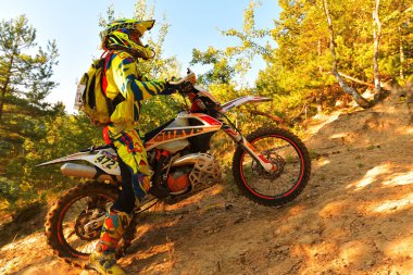 SIBIU, ROMANIA - 28 Temmuz: Red Bull ROMANIACS Hard Enduro Rallisi 'nde bilinmeyen bir rakip. Dünyanın en zor dayanıklı rallisi. 25-29 Temmuz 2017, Sibiu, Romanya