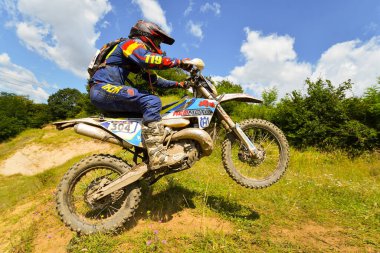 SIBIU, ROMANIA - 28 Temmuz: Red Bull ROMANIACS Hard Enduro Rallisi 'nde bilinmeyen bir rakip. Dünyanın en zor dayanıklı rallisi. 25-29 Temmuz 2017, Sibiu, Romanya