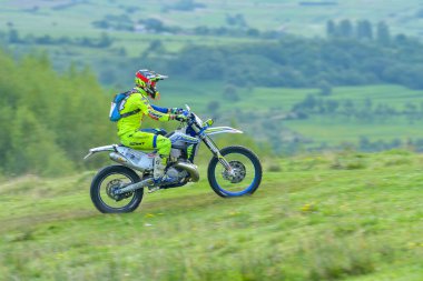 SIBIU, ROMANIA - 28 Temmuz: Red Bull ROMANIACS Hard Enduro Rallisi 'nde bilinmeyen bir rakip. Dünyanın en zor dayanıklı rallisi. 24-28 Temmuz 2018 tarihleri arasında Romanya 'nın Sibiu kentinde