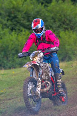 SIBIU, ROMANIA - 28 Temmuz: Red Bull ROMANIACS Hard Enduro Rallisi 'nde bilinmeyen bir rakip. Dünyanın en zor dayanıklı rallisi. 24-28 Temmuz 2018 tarihleri arasında Romanya 'nın Sibiu kentinde