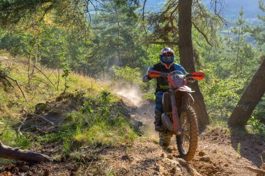 SIBIU, ROMANIA - 28 Temmuz: Red Bull ROMANIACS Hard Enduro Rallisi 'nde bilinmeyen bir rakip. Dünyanın en zor dayanıklı rallisi. 25-29 Temmuz 2017, Sibiu, Romanya