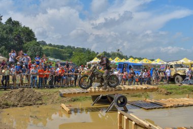 SIBIU, ROMANIA - 28 Temmuz: Red Bull ROMANIACS Hard Enduro Rallisi 'nde bilinmeyen bir rakip. Dünyanın en zor dayanıklı rallisi. 24-28 Temmuz 2018 tarihleri arasında Romanya 'nın Sibiu kentinde