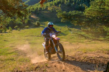 SIBIU, ROMANIA - 28 Temmuz: Red Bull ROMANIACS Hard Enduro Rallisi 'nde bilinmeyen bir rakip. Dünyanın en zor dayanıklı rallisi. 25-29 Temmuz 2017, Sibiu, Romanya