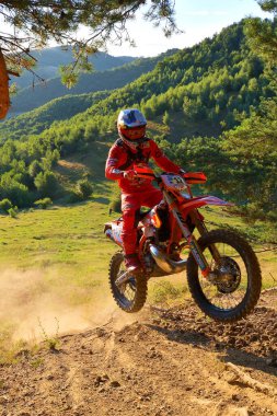 SIBIU, ROMANIA - 28 Temmuz: Red Bull ROMANIACS Hard Enduro Rallisi 'nde bilinmeyen bir rakip. Dünyanın en zor dayanıklı rallisi. 25-29 Temmuz 2017, Sibiu, Romanya