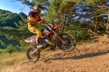 SIBIU, ROMANIA - 28 Temmuz: Red Bull ROMANIACS Hard Enduro Rallisi 'nde bilinmeyen bir rakip. Dünyanın en zor dayanıklı rallisi. 25-29 Temmuz 2017, Sibiu, Romanya