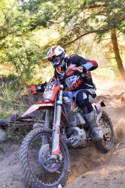 SIBIU, ROMANIA - 28 Temmuz: Red Bull ROMANIACS Hard Enduro Rallisi 'nde bilinmeyen bir rakip. Dünyanın en zor dayanıklı rallisi. 25-29 Temmuz 2017, Sibiu, Romanya