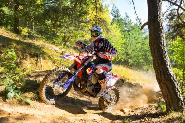 SIBIU, ROMANIA - 28 Temmuz: Red Bull ROMANIACS Hard Enduro Rallisi 'nde bilinmeyen bir rakip. Dünyanın en zor dayanıklı rallisi. 25-29 Temmuz 2017, Sibiu, Romanya