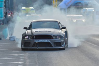 BRASOV, ROMANIA - 30 Mart 01 Nisan 2017: Bilinmeyen pilotlar Tess Rallisi Brasov 2017 'de 30 Mart 2017' de Romanya 'nın Brasov kentinde yarışıyor