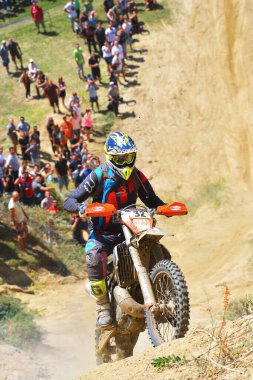 SIBIU, ROMANIA - 28 Temmuz: Red Bull ROMANIACS Hard Enduro Rallisi 'nde bilinmeyen bir rakip. Dünyanın en zor dayanıklı rallisi. 25-29 Temmuz 2017, Sibiu, Romanya