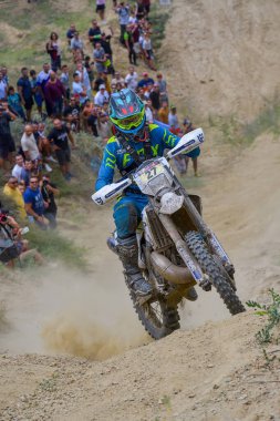 SIBIU, ROMANIA - 28 Temmuz: Red Bull ROMANIACS Hard Enduro Rallisi 'nde bilinmeyen bir rakip. Dünyanın en zor dayanıklı rallisi. 25-29 Temmuz 2017, Sibiu, Romanya