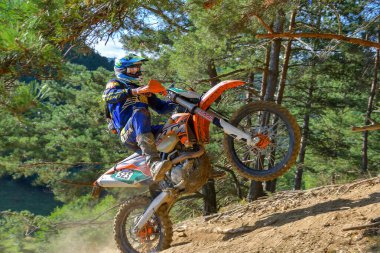 SIBIU, ROMANIA - 28 Temmuz: Red Bull ROMANIACS Hard Enduro Rallisi 'nde bilinmeyen bir rakip. Dünyanın en zor dayanıklı rallisi. 25-29 Temmuz 2017, Sibiu, Romanya
