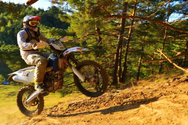 SIBIU, ROMANIA - 28 Temmuz: Red Bull ROMANIACS Hard Enduro Rallisi 'nde bilinmeyen bir rakip. Dünyanın en zor dayanıklı rallisi. 25-29 Temmuz 2017, Sibiu, Romanya