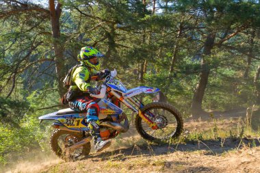 SIBIU, ROMANIA - 28 Temmuz: Red Bull ROMANIACS Hard Enduro Rallisi 'nde bilinmeyen bir rakip. Dünyanın en zor dayanıklı rallisi. 25-29 Temmuz 2017, Sibiu, Romanya