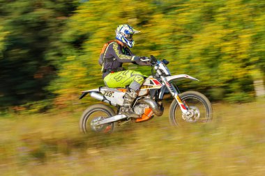 SIBIU, ROMANIA - 28 Temmuz: Red Bull ROMANIACS Hard Enduro Rallisi 'nde bilinmeyen bir rakip. Dünyanın en zor dayanıklı rallisi. 25-29 Temmuz 2017, Sibiu, Romanya