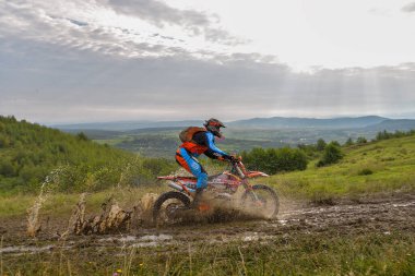 SIBIU, ROMANIA - 28 Temmuz: Red Bull ROMANIACS Hard Enduro Rallisi 'nde bilinmeyen bir rakip. Dünyanın en zor dayanıklı rallisi. 24-28 Temmuz 2018 tarihleri arasında Romanya 'nın Sibiu kentinde