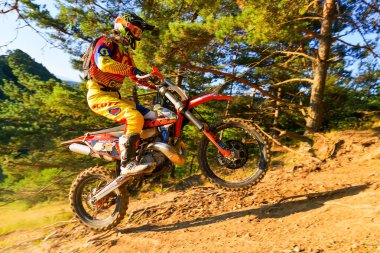 SIBIU, ROMANIA - 28 Temmuz: Red Bull ROMANIACS Hard Enduro Rallisi 'nde bilinmeyen bir rakip. Dünyanın en zor dayanıklı rallisi. 25-29 Temmuz 2017, Sibiu, Romanya