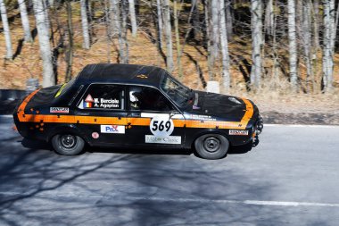 BRASOV, ROMANIA - 30 Mart 01 Nisan 2017: Bilinmeyen pilotlar Tess Rallisi Brasov 2017 'de 30 Mart 2017' de Romanya 'nın Brasov kentinde yarışıyor