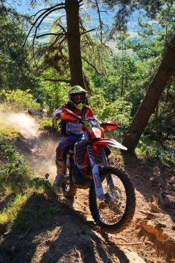 SIBIU, ROMANIA - 28 Temmuz: Red Bull ROMANIACS Hard Enduro Rallisi 'nde bilinmeyen bir rakip. Dünyanın en zor dayanıklı rallisi. 25-29 Temmuz 2017, Sibiu, Romanya