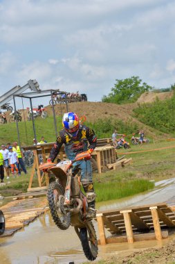 SIBIU, ROMANIA - 28 Temmuz: Red Bull ROMANIACS Hard Enduro Rallisi 'nde bilinmeyen bir rakip. Dünyanın en zor dayanıklı rallisi. 24-28 Temmuz 2018 tarihleri arasında Romanya 'nın Sibiu kentinde
