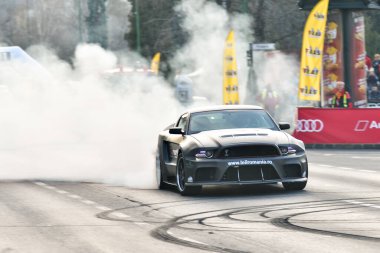 BRASOV, ROMANIA - 30 Mart 01 Nisan 2017: Bilinmeyen pilotlar Tess Rallisi Brasov 2017 'de 30 Mart 2017' de Romanya 'nın Brasov kentinde yarışıyor