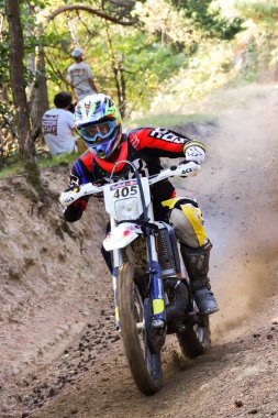 SIBIU, ROMANIA - 28 Temmuz: Red Bull ROMANIACS Hard Enduro Rallisi 'nde bilinmeyen bir rakip. Dünyanın en zor dayanıklı rallisi. 25-29 Temmuz 2017, Sibiu, Romanya