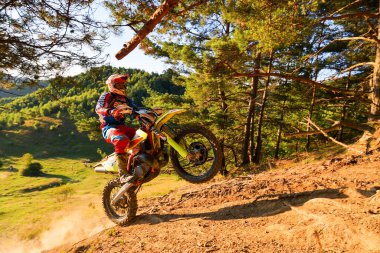 SIBIU, ROMANIA - 28 Temmuz: Red Bull ROMANIACS Hard Enduro Rallisi 'nde bilinmeyen bir rakip. Dünyanın en zor dayanıklı rallisi. 25-29 Temmuz 2017, Sibiu, Romanya